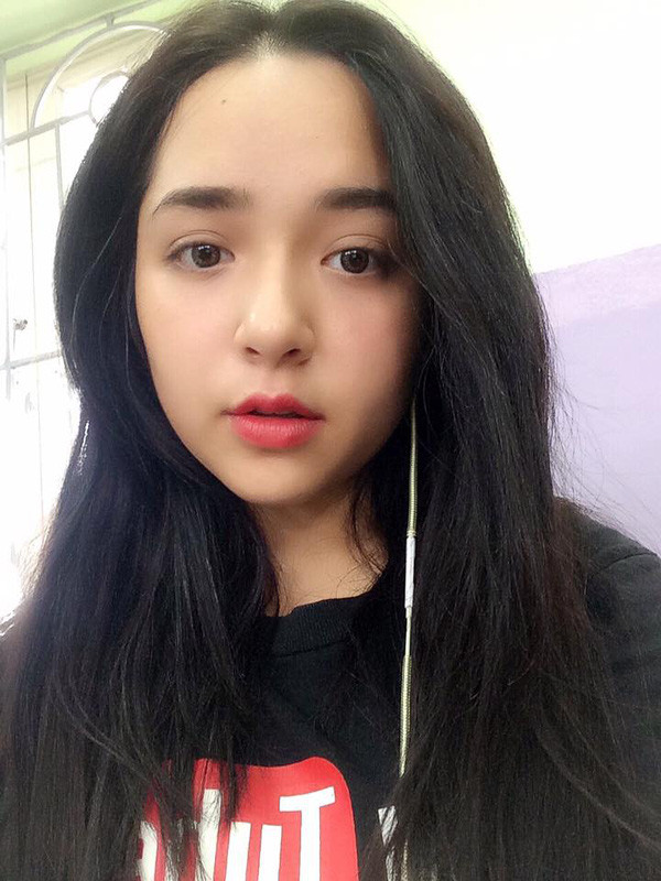 Cách đây khoảng 2 năm, Trinh Tây nổi lên trong giới teen model Hà Nội. Mang trong mình 2 dòng máu Israel của bố và Việt Nam của mẹ, cô bạn sinh năm 1998 này sở hữu một khuôn mặt bẫu bĩnh dễ thương với đôi mắt biết nói cực ăn điểm.