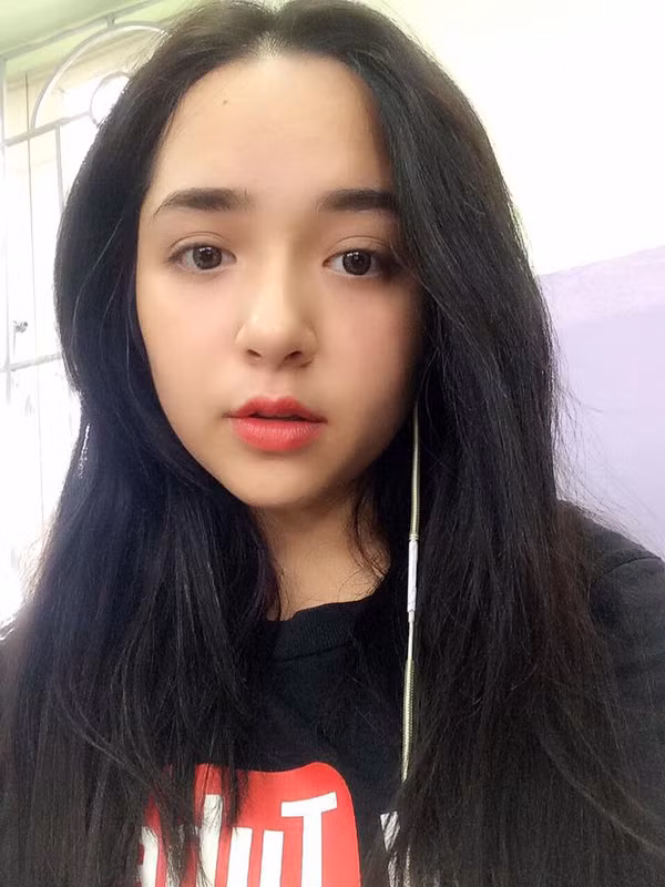 Cách đây khoảng 2 năm, Trinh Tây nổi lên trong giới teen model Hà Nội. Mang trong mình 2 dòng máu Israel của bố và Việt Nam của mẹ, cô bạn sinh năm 1998 này sở hữu một khuôn mặt bẫu bĩnh dễ thương với đôi mắt biết nói cực ăn điểm.