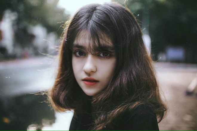 Ebra Lê sở hữu gương mặt bầu bĩnh, đôi mắt to tròn dễ thương, sống mũi cao,làn da trắng cùng nụ cười duyên dáng. Hot girl lai này hiện có hơn 45.000 người theo dõi trên mạng xã hội.