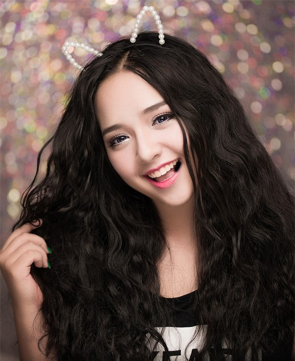 Trinh Tây tên đầy đủ là Ozeri Yael Phương Trinh, sinh năm 1998, là teen model mang trong mình 2 dòng máu Việt – Israel. Với khuôn mặt bầu bĩnh, dễ thương giống hệt “búp bê”, cộng với nét đẹp lai Tây xinh đẹp, 9X chiếm trọn tình cảm của đông đảo người hâm mộ.