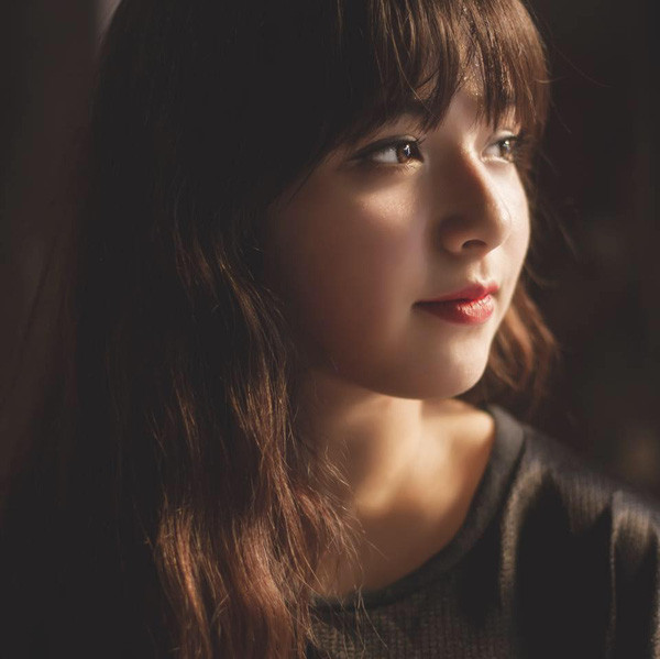 Việc sở hữu ngoại hình khá mũm mĩm và đầy đặn cũng chính là lý do Trinh Tây ưa chụp những bức hình chân dung hoặc chụp cận mặt.