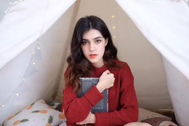 Hot girl 10X được nhiều người biết đến từ cuối năm 2016 nhờ đường nét khuôn mặt đậm nét phương Tây, cùng phong cách đầy cuốn hút. Thúy Anh sở hữu đôi mắt to tròn, làn da trắng sáng cùng gương mặt xinh xắn.