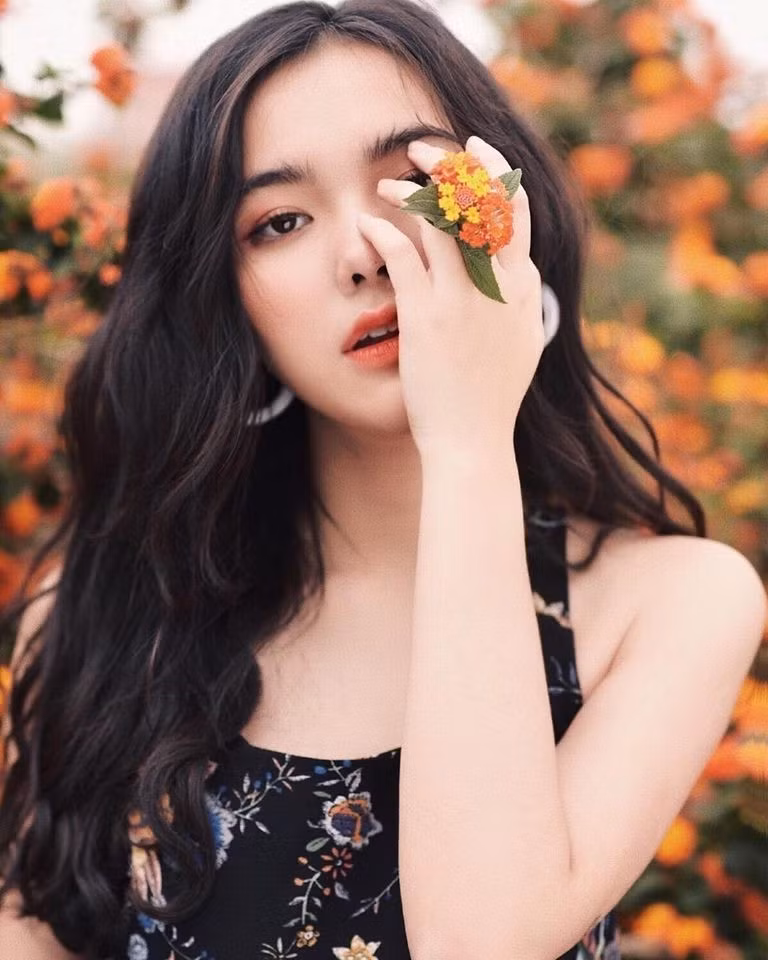 Với ngoại hình của mình, Thiên Trang nhanh chóng được mọi người gán với cái tên “hot girl Trần Phú”. Trước danh xưng này, 10X khiêm tốn dành lời cảm ơn tới cộng đồng mạng.