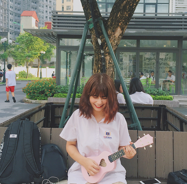 Ebra Lê là nữ sinh sinh năm 2001, hiện là học sinh Vinschool (Hà Nội), là bông hồng lai xinh đẹp mang hai dòng máu Việt Nam – Thổ Nhĩ Kỳ, được sinh ra trên đất nước Mặt trời mọc.