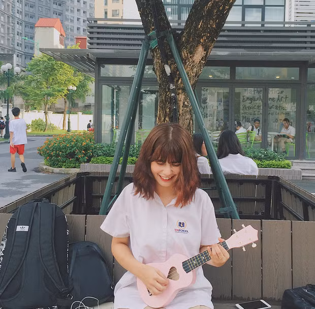 Ebra Lê là nữ sinh sinh năm 2001, hiện là học sinh Vinschool (Hà Nội), là bông hồng lai xinh đẹp mang hai dòng máu Việt Nam – Thổ Nhĩ Kỳ, được sinh ra trên đất nước Mặt trời mọc.