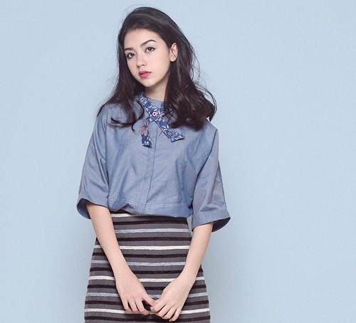 Tuy sinh ra và lớn lên tại TP HCM, hot girl lai 2 dòng máu này lại từng thừa nhận mình không giỏi tiếng Việt. Cô khá thông thạo tiếng Anh và tiếng Pháp.