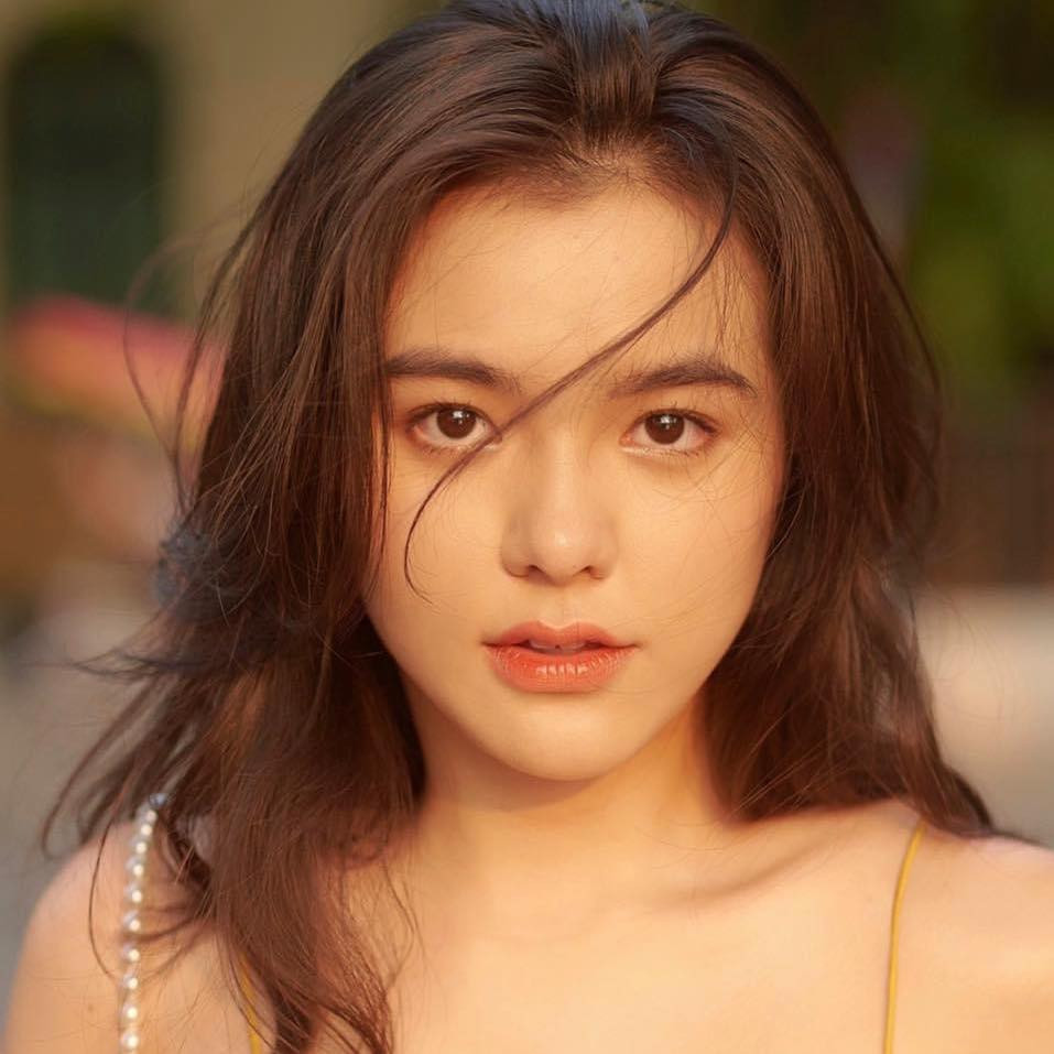 Thiên Trang sở hữu nụ cười tươi, đôi mắt có hồn cùng cặp chân mày sắc sảo. Hot girl con lai này có thành tích học tập đáng nể, thông thạo tiếng Anh và tiếng Trung.