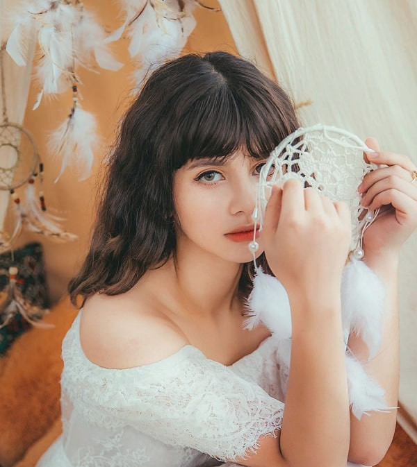 Tuy nhiên, càng lớn Ebra Lê càng xinh xắn hơn, cô nàng đã biết makeup là tìm được góc chụp thần thánh giúp hình ảnh của mình trên trang cá nhân ngày càng lung linh, hút like và tim.