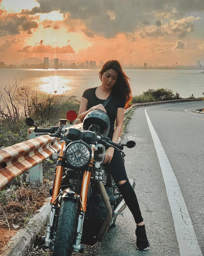 Cụ thể, một fan của Nam Phương đặt câu hỏi: "Chị ơi, ba mẹ có giục chị lấy chồng không ạ? Quan điểm của chị về vấn đề hôn nhân sao ạ?".