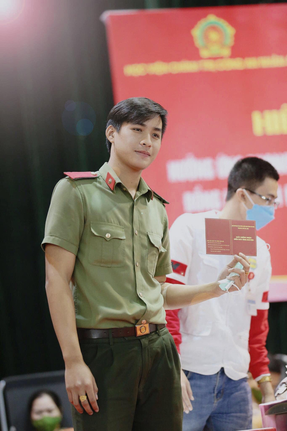 Mới đây, trên nhiều diễn đàn mạng chia sẻ loạt hình ảnh ghi lại khoảnh khắc một hot boy tham gia buổi hiến máu nhân đạo được cho là tại Học viện Chính trị Công an nhân dân Việt Nam.