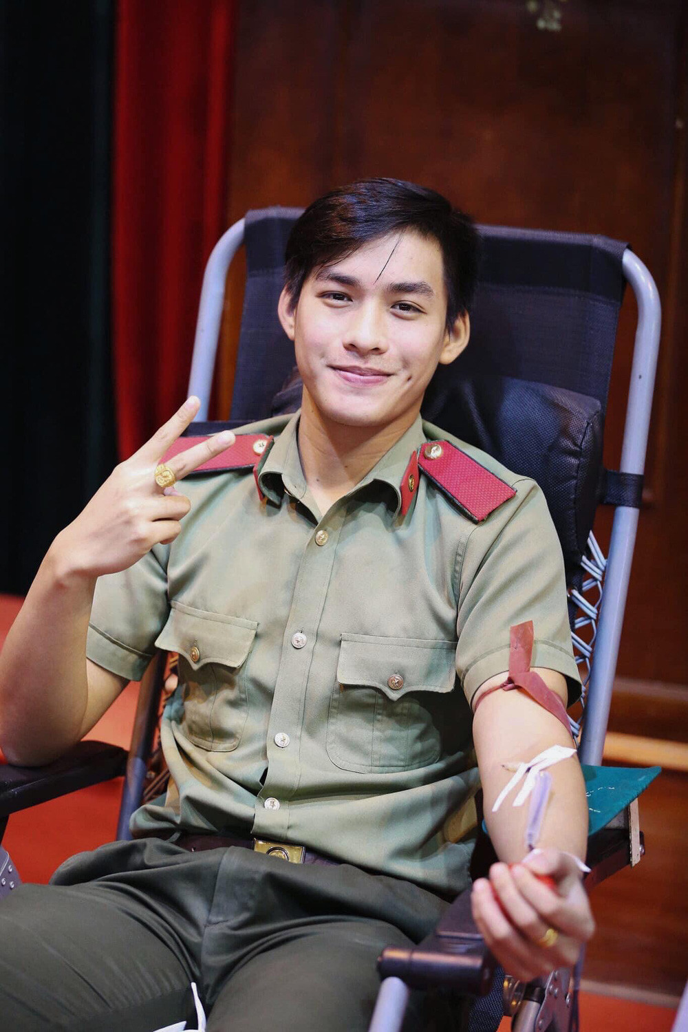 Sở hữu ngoại hình chuẩn cùng gương mặt điển trai và nụ cười tươi sáng, trai đẹp đang hiến máu khiến hội chị em liên tục "truy tìm" danh tính.