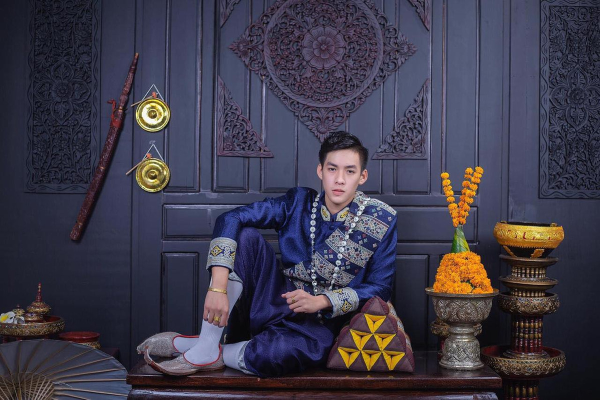 Nhờ ngoại hình điển trai và độ nổi tiếng trên mạng xã hội, Phettakoun thường xuyên được các nhãn hàng mời làm mẫu quảng cáo.