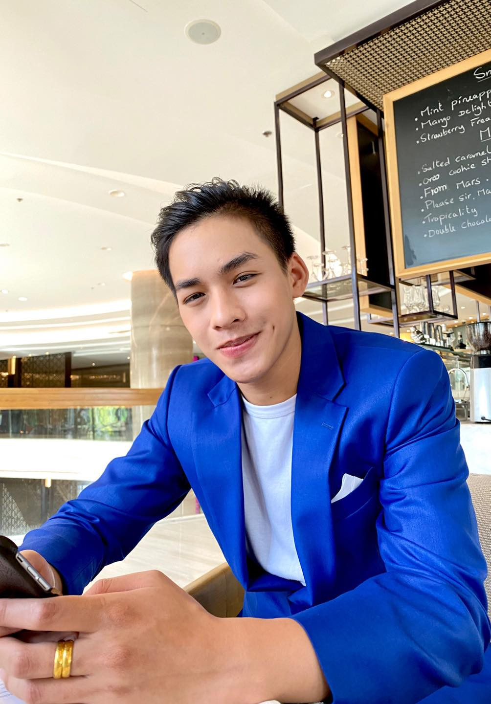 Những hình ảnh đời thường của trai đẹp đi hiến máu làm netizen và đặc biệt hội chị em náo loạn thời gian vừa qua.