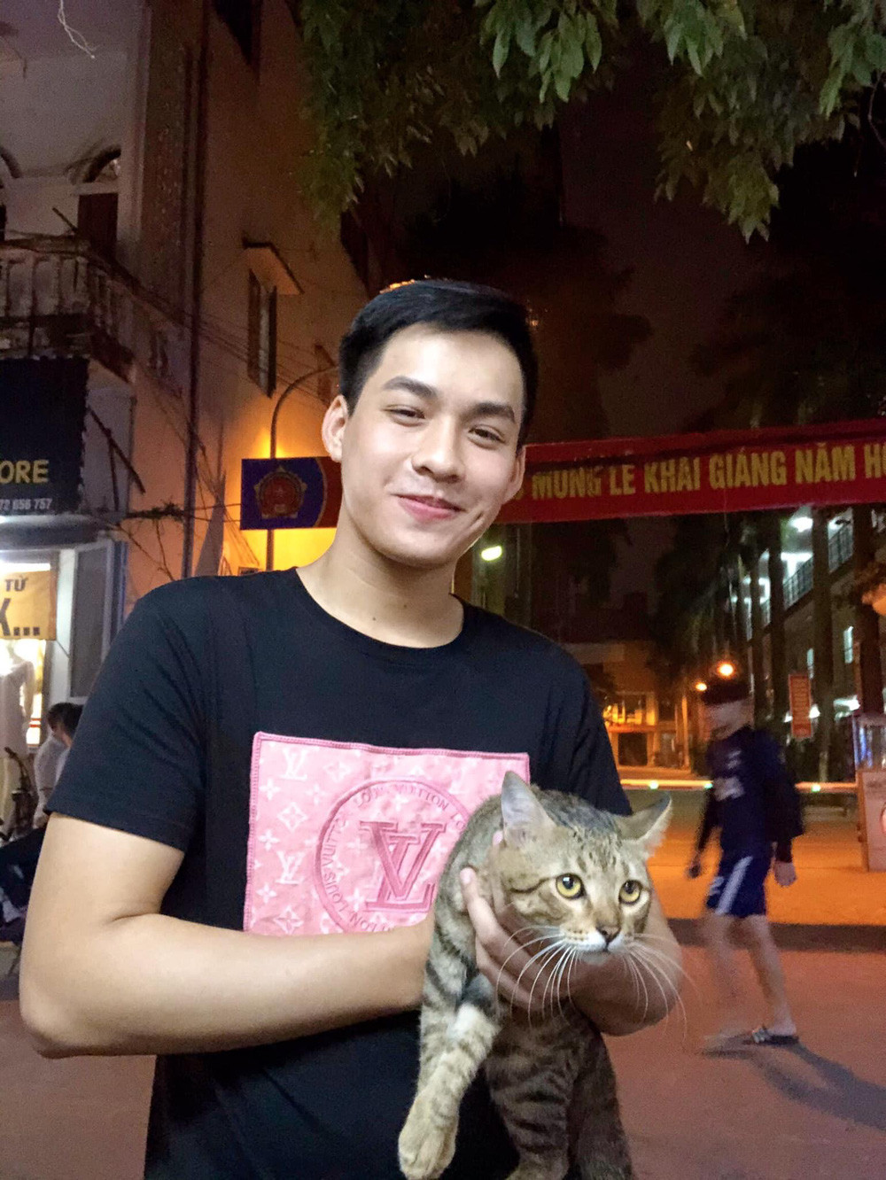 Trước khi sang Việt Nam du học, Phettakoun từng làm công tác cấp cứu từ thiện tại Lào, anh thường đồng hành cùng những xe cứu thương trên từng nẻo đường để giành lại sự sống cho người dân trong các vụ tai nạn giao thông.