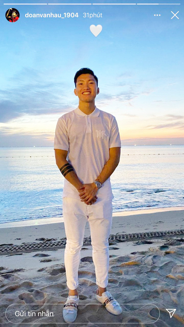 Diện dresscode trắng, trông Văn Hậu chẳng khác gì soái ca