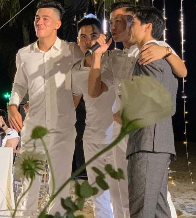 Nhìn thôi cũng thấy hoa mắt vì "rừng" cực phẩm trong đám cưới Công Phương khiến ai cũng mê.