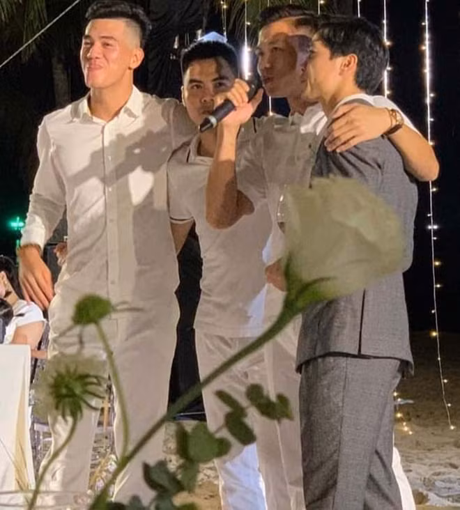 Nhìn thôi cũng thấy hoa mắt vì "rừng" cực phẩm trong đám cưới Công Phương khiến ai cũng mê.