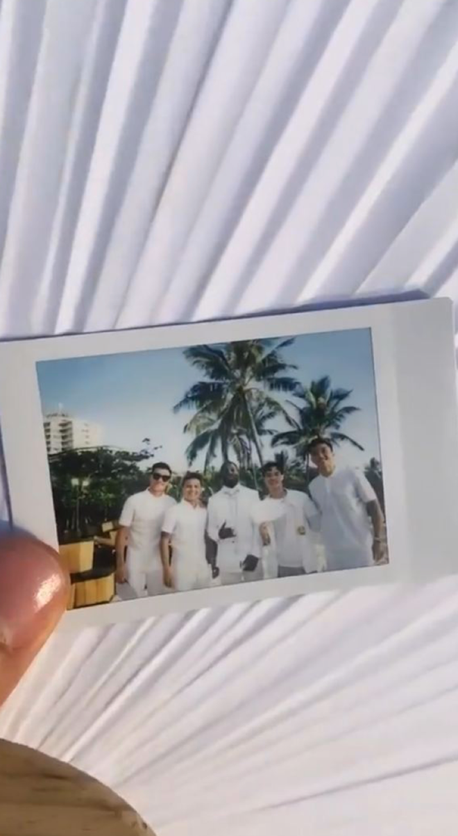 Trên trang cá nhân của mình, thủ môn Tiến Dũng là người chăm chỉ cập nhật nhất những khoảnh khắc trong đám cưới Công Phượng.