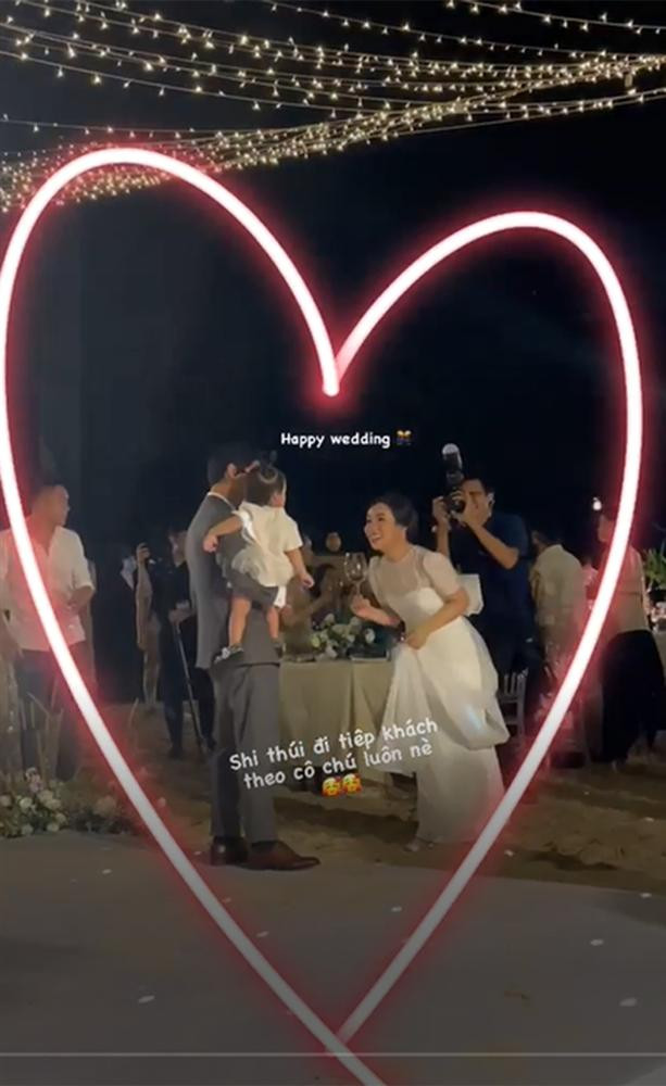 Con gái trung vệ Bùi Tiến Dũng được Công Phượng bế ngay trong đám cưới.