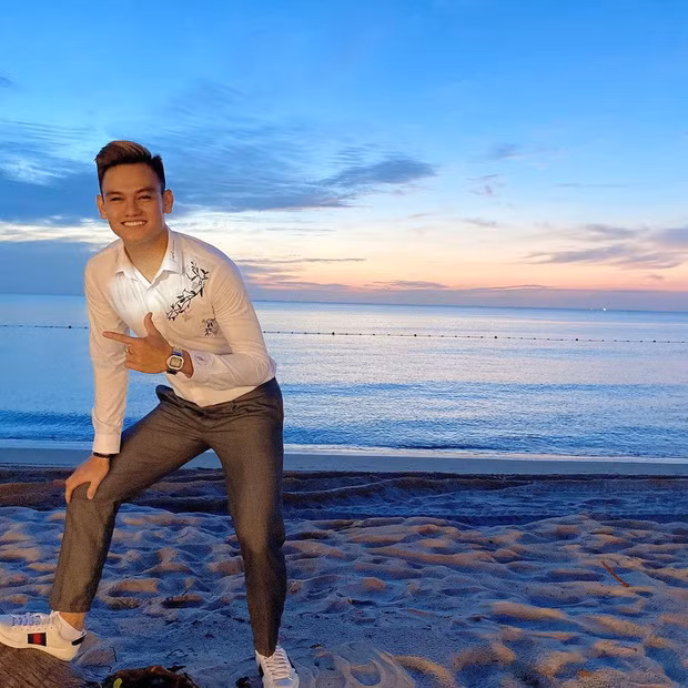 Hồ Tấn Tài - hot boy bê tráp cũng không quên thả nhẹ chiếc ảnh hoàng hôn với nụ cười rạng rỡ.