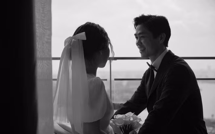 Vừa qua, đám cưới Công Phượng trở thành sự kiện được nhiều người quan tâm. Sau khi tổ chức phần lễ tại Sài Gòn, cầu thủ gốc Nghệ An đã có buổi tiệc riêng dành cho bạn bè, đồng nghiệp tại Phú Quốc.