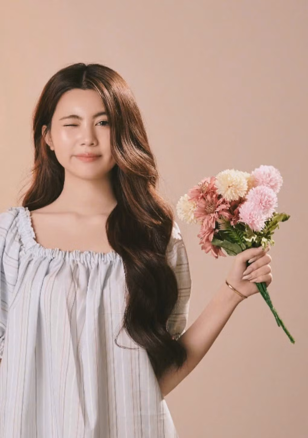 Khác với Lọ Lem mang vibe "thần tiên tỷ tỷ", Hạt Dẻ lại được nhận xét có vẻ đẹp sắc sảo và thần thái lạnh lùng hơn.