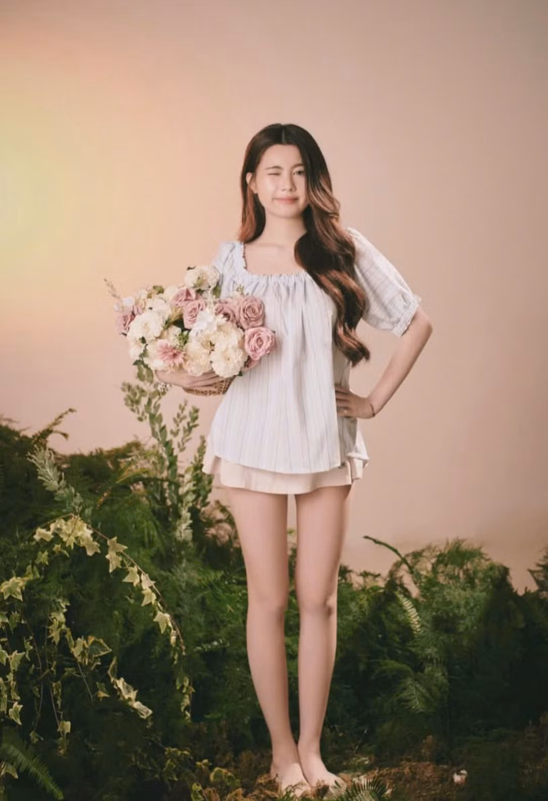 Hạt Dẻ ít diện trang phục "bánh bèo" giống chị, mà cô nàng có phong cách thời trang cool ngầu và mix độ khá ấn tượng.