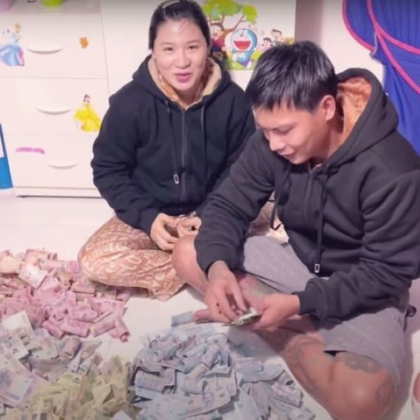 Đứng sau sự thành công của người đàn ông luôn có bóng dáng của người phụ nữ, và “hậu phương” vững chắc của Lộc Fuho không ai khác là Kim Thủy.