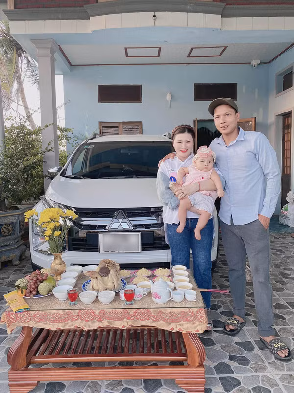 . Sau đám cưới, ngoài hỗ trợ chồng sáng tạo nội dung trên YouTube, chị Thủy còn giúp anh dành dụm, tiết kiệm tiền. Hai vợ chồng từng gây sốt với video “đập heo” trăm triệu để xây thêm nhà mới, đón con đầu lòng.