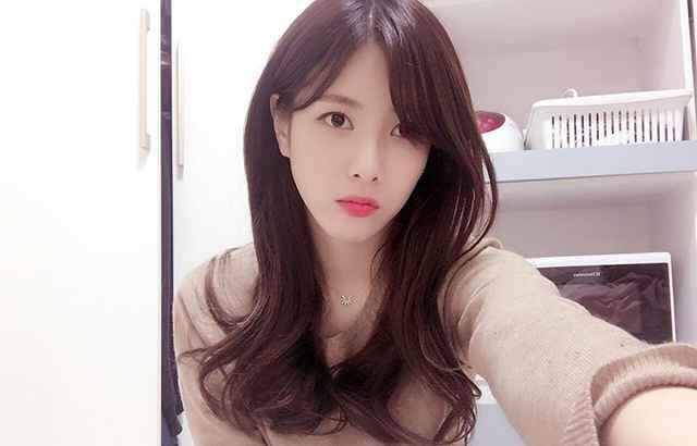 "Thánh nữ Piano" ăn mặc phản cảm bất ngờ tuyên bố tìm người yêu Lee Hae-in trở nên nổi tiếng chỉ đơn giản là lên các video ngồi chơi piano của mình. Và để mọi thứ thêm phần thu hút, cô nàng YouTuber thường xuyên xuất hiện trong các bộ trang phục gợi cảm, bắt mắt với những chủ đề khác nhau.