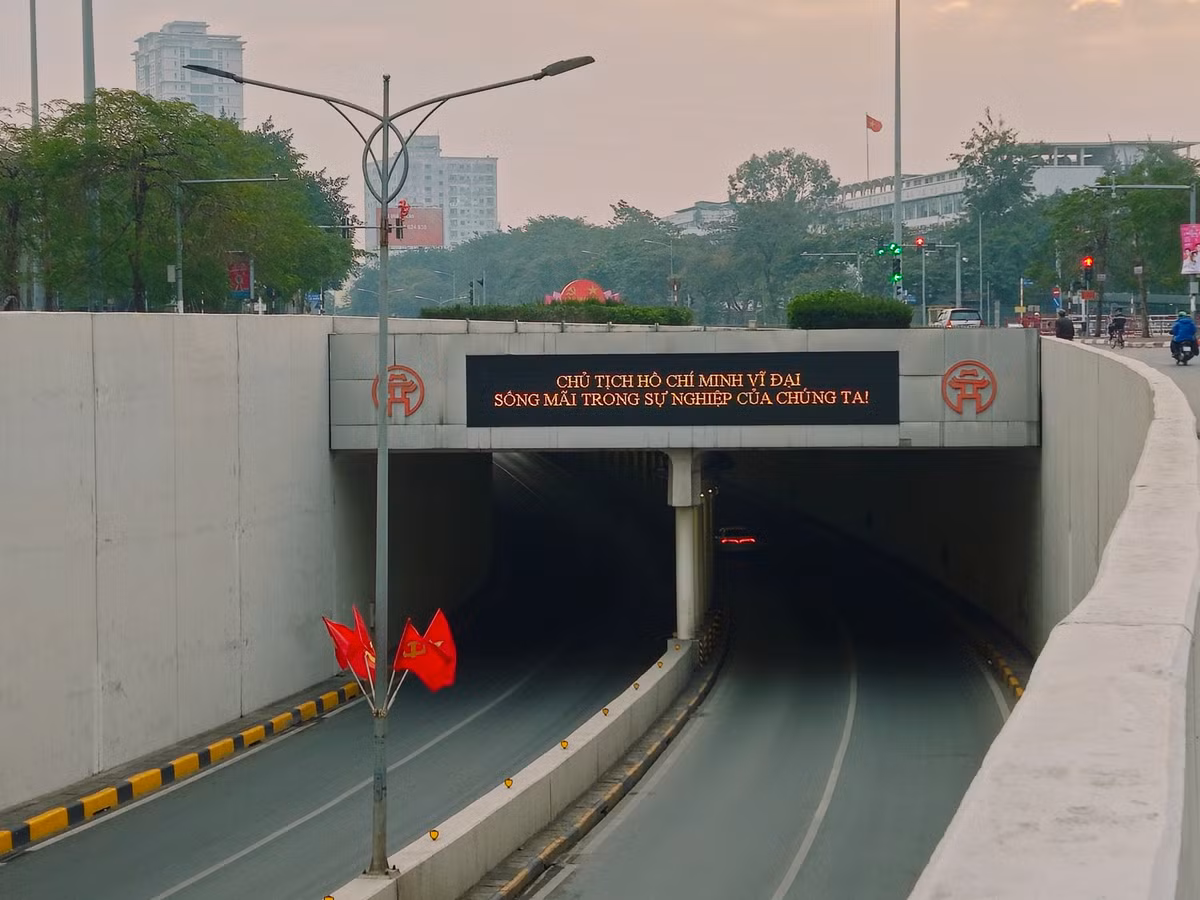 6h sáng mùng 1 Tết Ất Tỵ 2025 (29/1 Dương lịch), đường phố Hà Nội không một bóng người qua lại, chỉ lác đác một vài người đạp xe bán muối đầu năm.