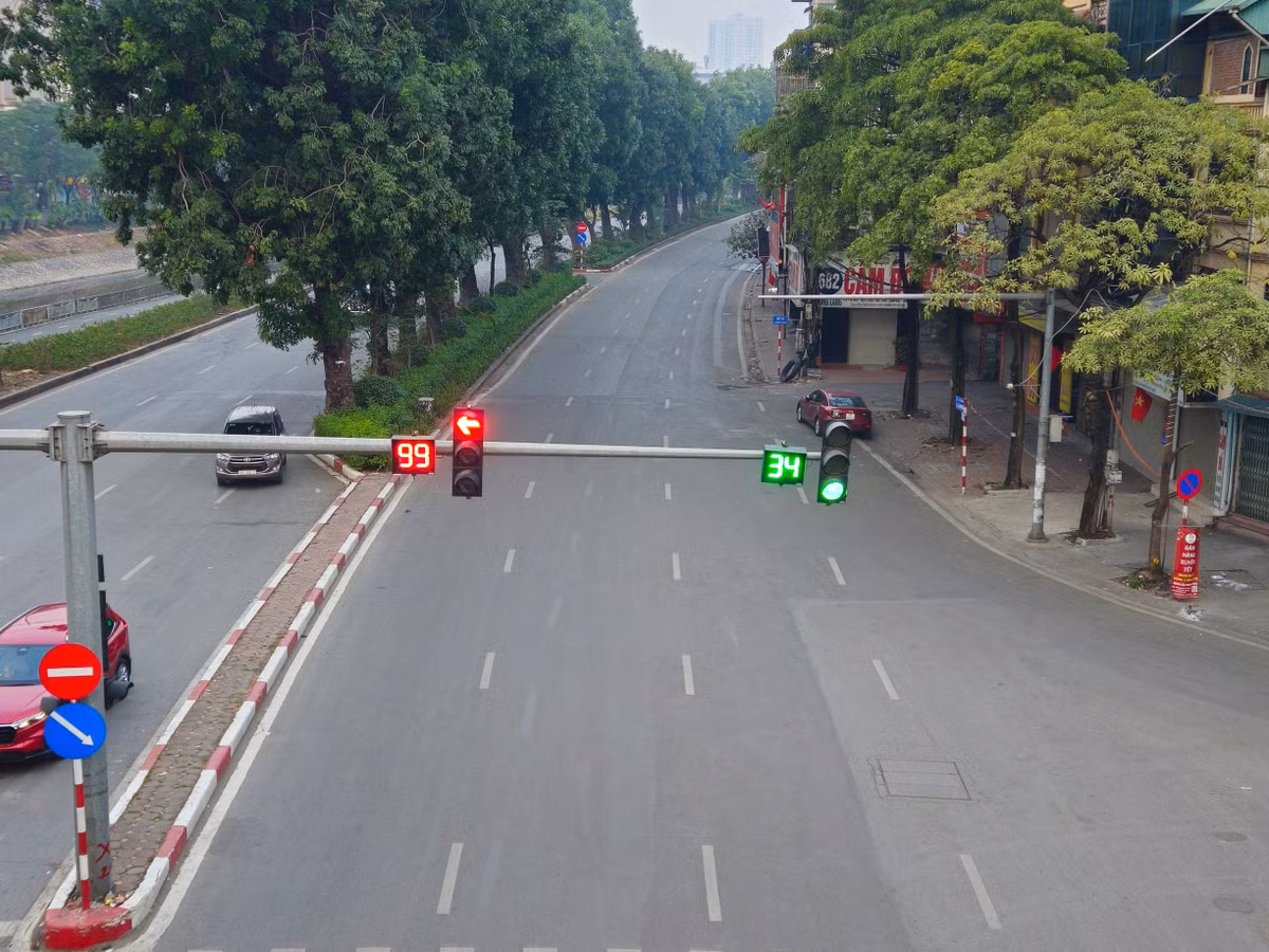 Đường Láng ngày thường đông đúc nay vắng bóng người qua lại.