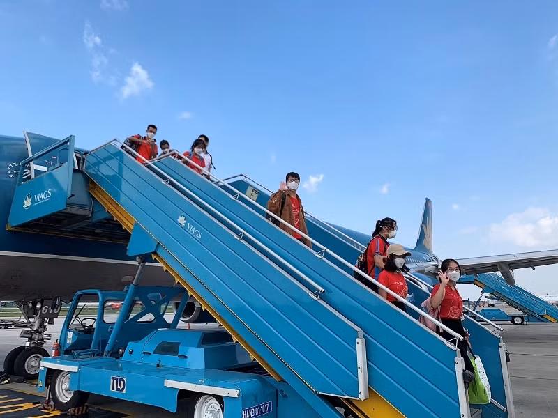 Ha Noi chao don doan sinh vien Dai hoc Y chong dich tro ve