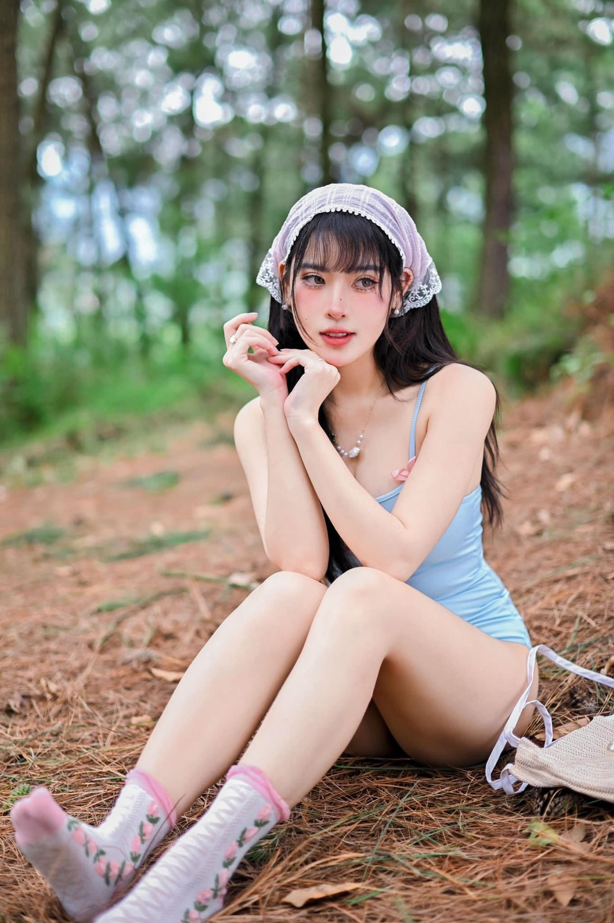 Mới đây, nàng hot girl dân tộc Nùng là Hoàng Tố Uyên (biệt danh Uyên Camitie) đăng tải loạt ảnh khoe dáng giữa rừng trong bộ bodysuit màu xanh, nhận được nhiều lượt yêu thích trên MXH.