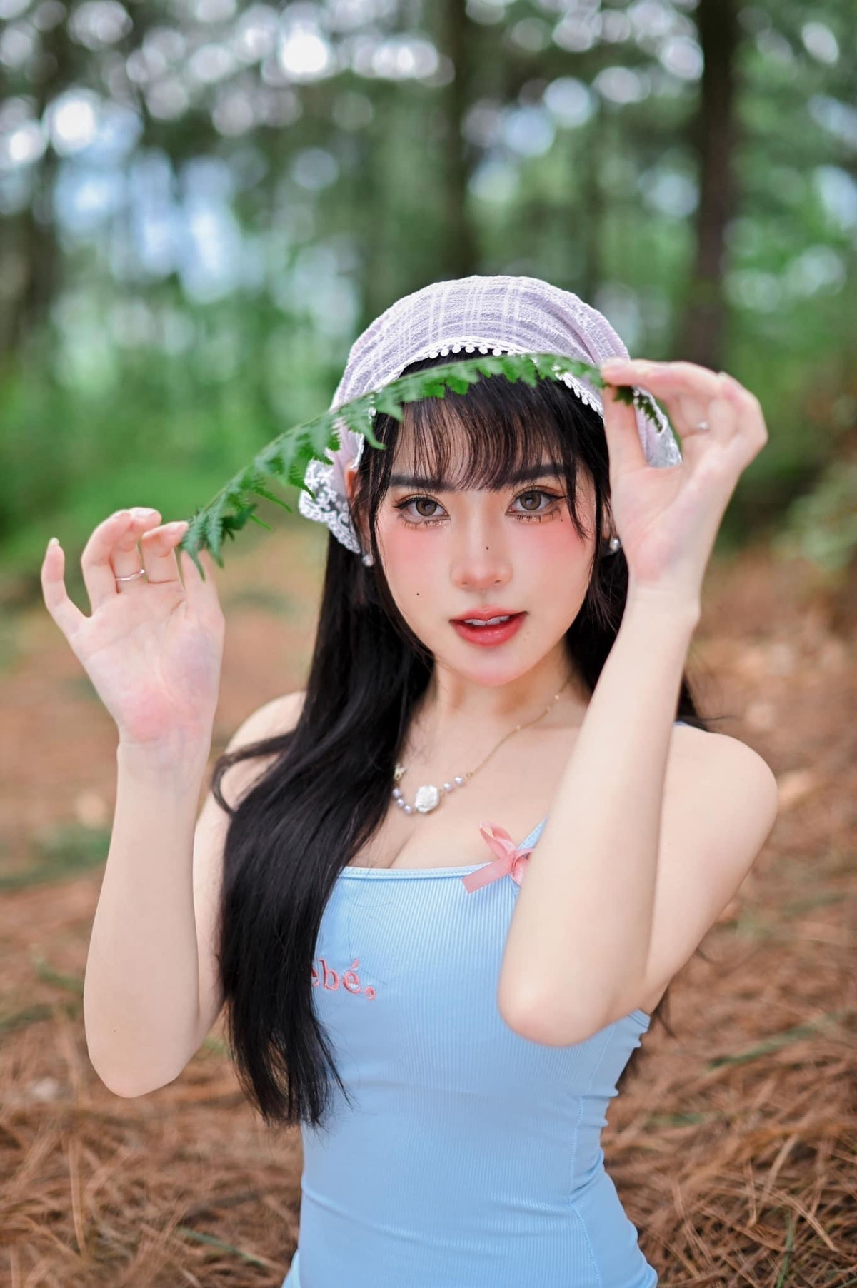 Dưới phần bình luận, nhiều khán giả dành lời khen ngợi cho Tố Uyên cũng sắc vóc nuột nà, quyến rũ của cô nàng.