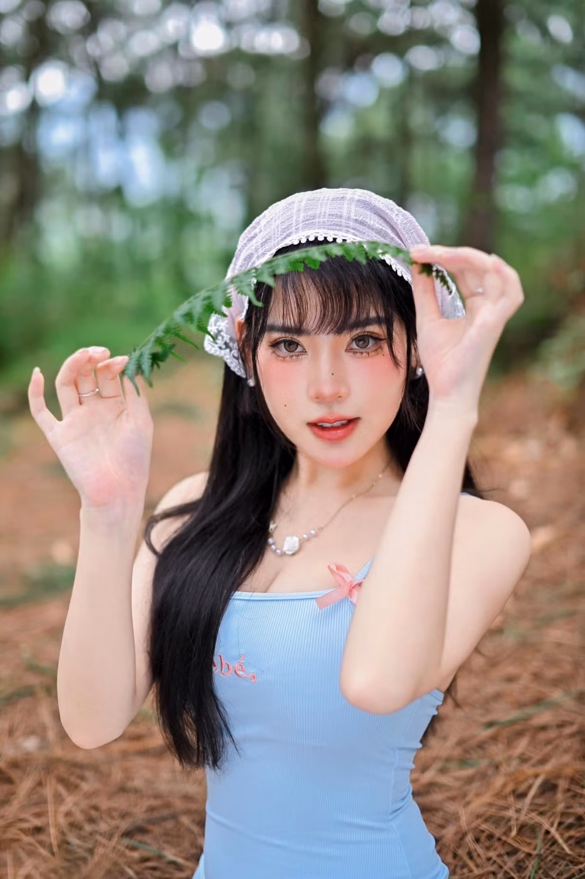 Dưới phần bình luận, nhiều khán giả dành lời khen ngợi cho Tố Uyên cũng sắc vóc nuột nà, quyến rũ của cô nàng.