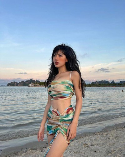 Những concept chụp hình phong cách "Lolita" được Tố Uyên chụp nhiều nhất. Nên cô rất chăm chút từ bối cảnh tới trang phục. Mọi thứ được tiết chế ở mức vừa đủ, không phản cảm.