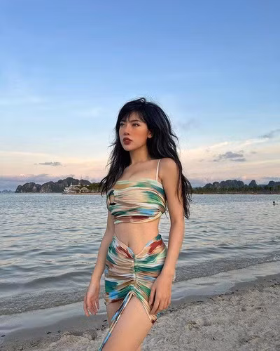 Những concept chụp hình phong cách "Lolita" được Tố Uyên chụp nhiều nhất. Nên cô rất chăm chút từ bối cảnh tới trang phục. Mọi thứ được tiết chế ở mức vừa đủ, không phản cảm.