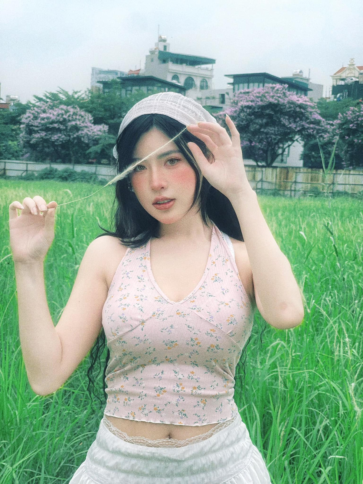 Chẳng những gây ấn tượng bởi ngoại hình đẹp, gương mặt sắc sảo, cuốn hút, Tố Uyên còn sở hữu thành tích học tập vô cùng nổi bật.