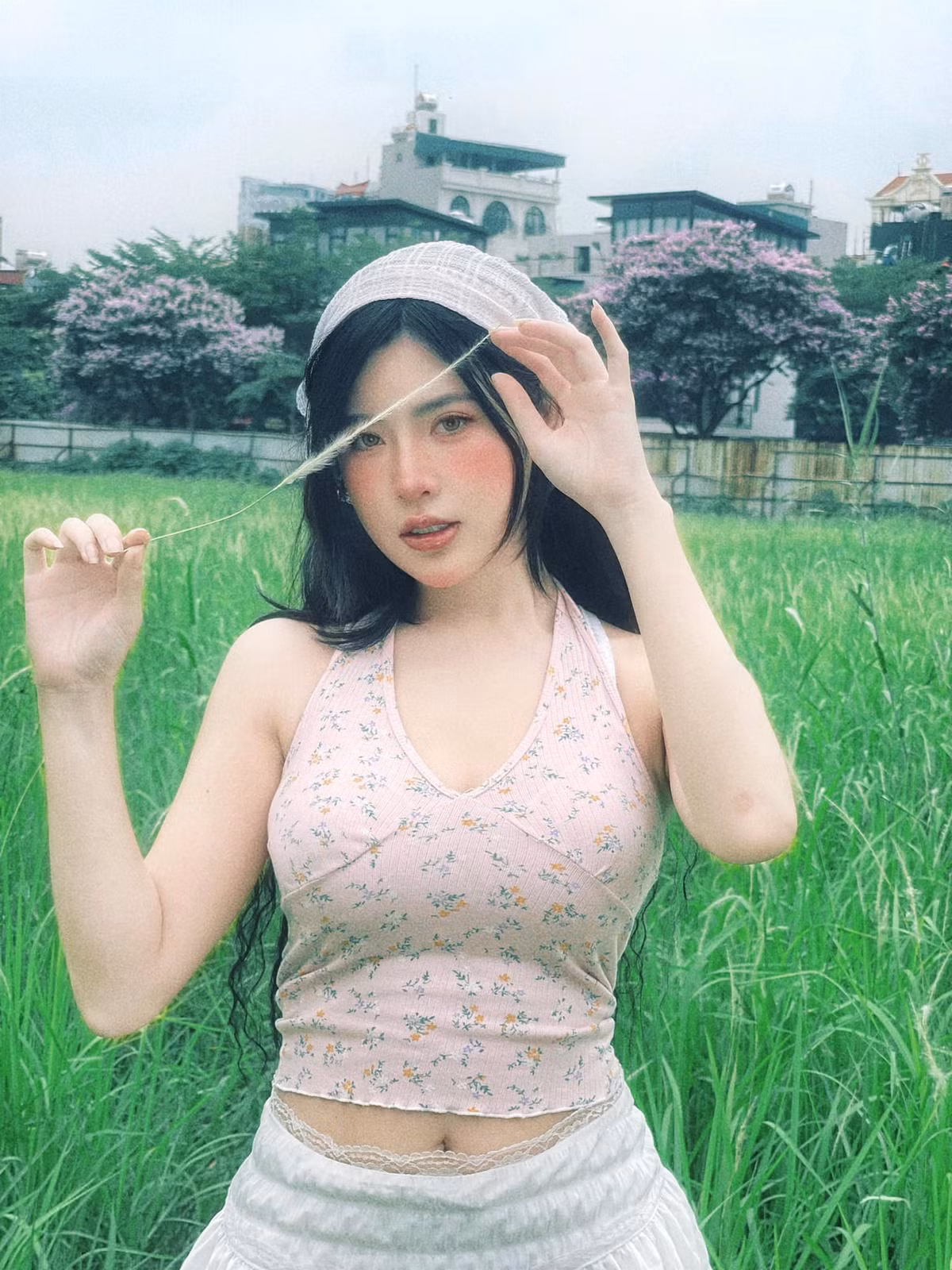 Chẳng những gây ấn tượng bởi ngoại hình đẹp, gương mặt sắc sảo, cuốn hút, Tố Uyên còn sở hữu thành tích học tập vô cùng nổi bật.