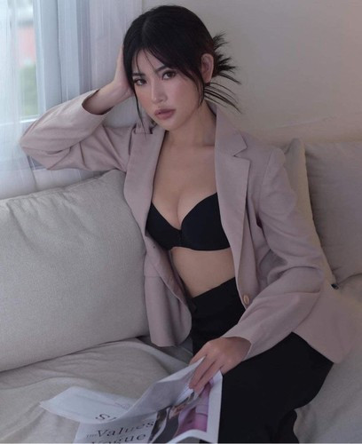 Nhờ sở hữu ngoại hình đẹp, Tố Uyên được săn đón khi làm mẫu ảnh. Hiện tại, cô đang theo đuổi phong cách ABG.