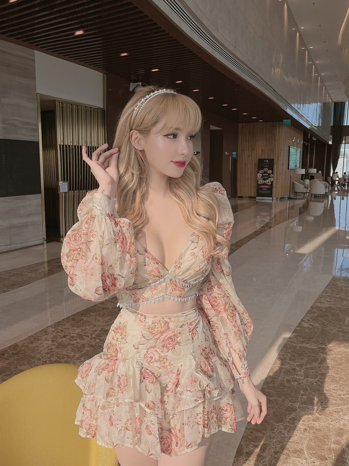 Sở hữu chiều cao lý tưởng (1m76) cùng vóc dáng mềm mại, nuột nà và gương mặt xinh như búp bê, Mỹm Trần trở thành hot girl nổi tiếng trên mạng xã hội và được nhiều thương hiệu thời trang, mỹ phẩm mời làm mẫu quảng cáo.