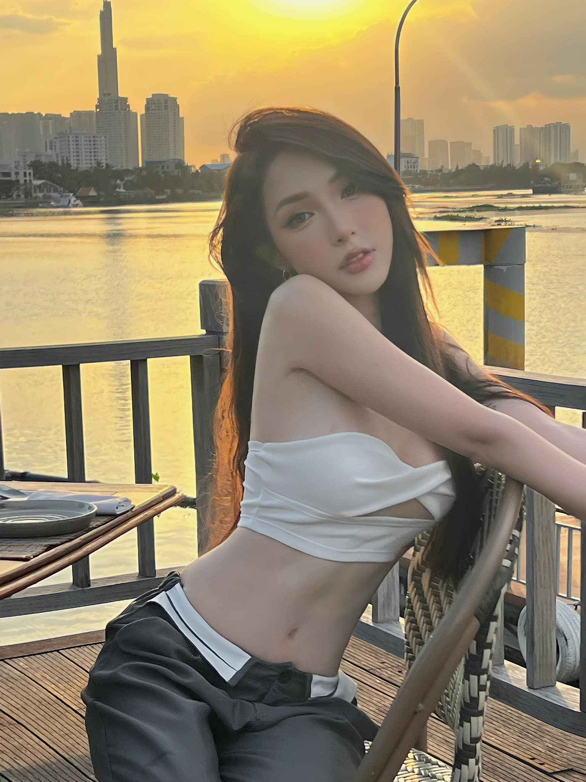 Xinh đẹp là vậy nhưng Mỹm Trần vẫn chưa có duyên với tình yêu. Cô nàng thừa nhận, từng có rất nhiều người đàn ông chủ động theo đuổi cô, tuy nhiên, cô nhận thấy, đối với mình, họ tò mò nhiều hơn là thật lòng. Bởi vậy, cho đến giờ, cô vẫn độc thân và dành hết thời gian cho công việc.