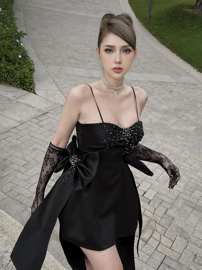 Không thể tuyết phục được mẹ, Mỹm Trần tự vay tiền sang Thái Lan chuyển giới. Suốt hành trình đau đớn ấy, cô gái Sài thành chỉ có một mình.