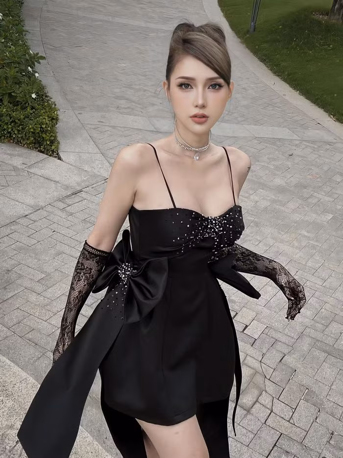 Không thể tuyết phục được mẹ, Mỹm Trần tự vay tiền sang Thái Lan chuyển giới. Suốt hành trình đau đớn ấy, cô gái Sài thành chỉ có một mình.