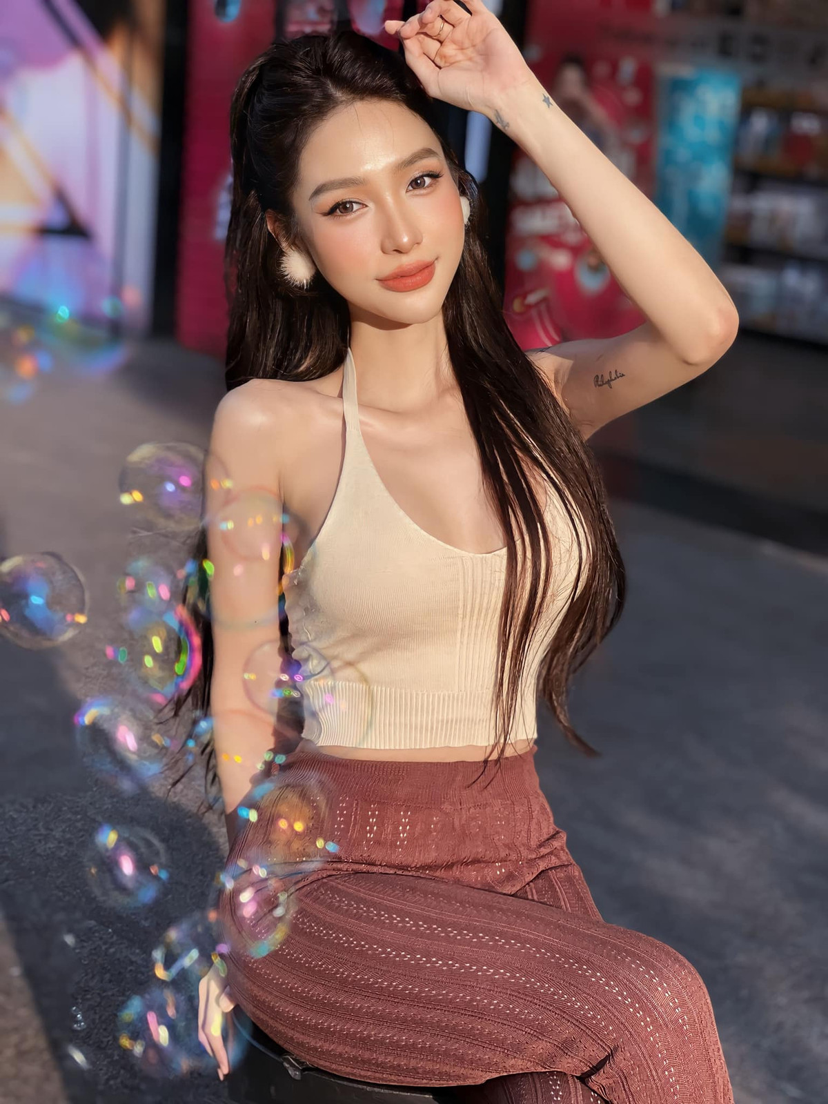 Đến năm 22 tuổi, xu hướng giới tính của Mỹm Trần mới được mẹ thấu hiểu. Cô được phép ăn mặc, trang điểm như con gái nhưng mong muốn phẫu thuật chuyển giới thành một cô gái thực sự vẫn không được ủng hộ.