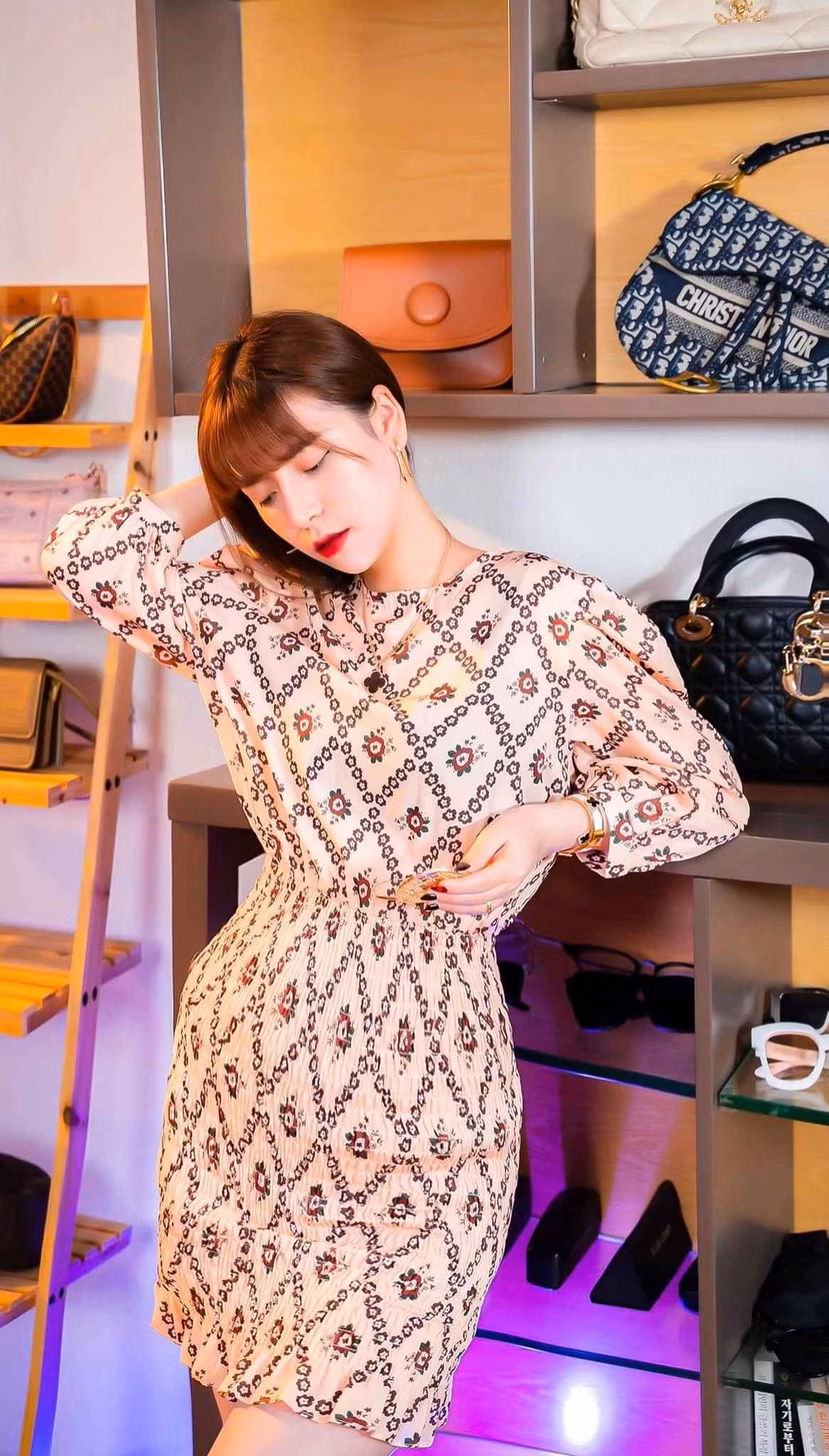 Ngoài nhan sắc xinh đẹp, Nguyễn Hoàng Mai Ly được đánh giá có tài ăn nói. Cô nổi tiếng trên mạng xã hội nhờ những buổi livestream chia sẻ bí quyết làm đẹp, bán hàng online thu hút hàng ngàn người xem.