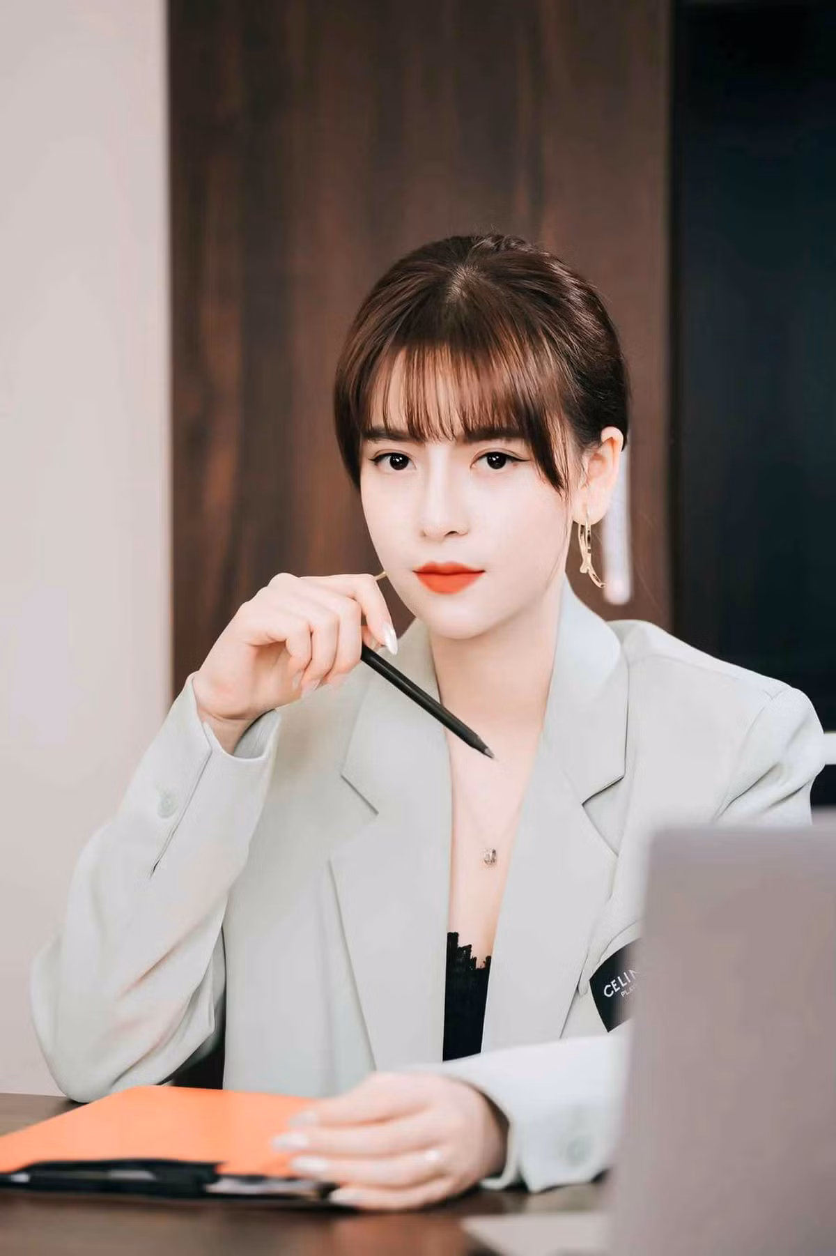 Nguyễn Hoàng Mai Ly sinh năm 1995, quê Bắc Giang. Cô tốt nghiệp Học viện Tài chính, sau đó bén duyên với công việc kinh doanh mỹ phẩm. Ở tuổi 28, hot girl sở hữu cho mình một công ty riêng khiến nhiều người phải trầm trồ