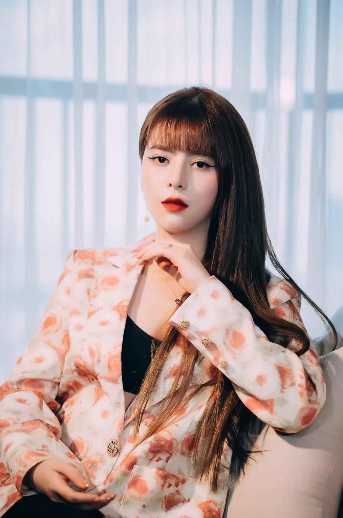 Công việc kinh doanh giúp hot girl Bắc Giang có cuộc sống sung túc, giàu có. Trên trang cá nhân, cô thường xuyên đăng tải những món đồ hiệu đắt tiền hay check in trong xế hộp sang.