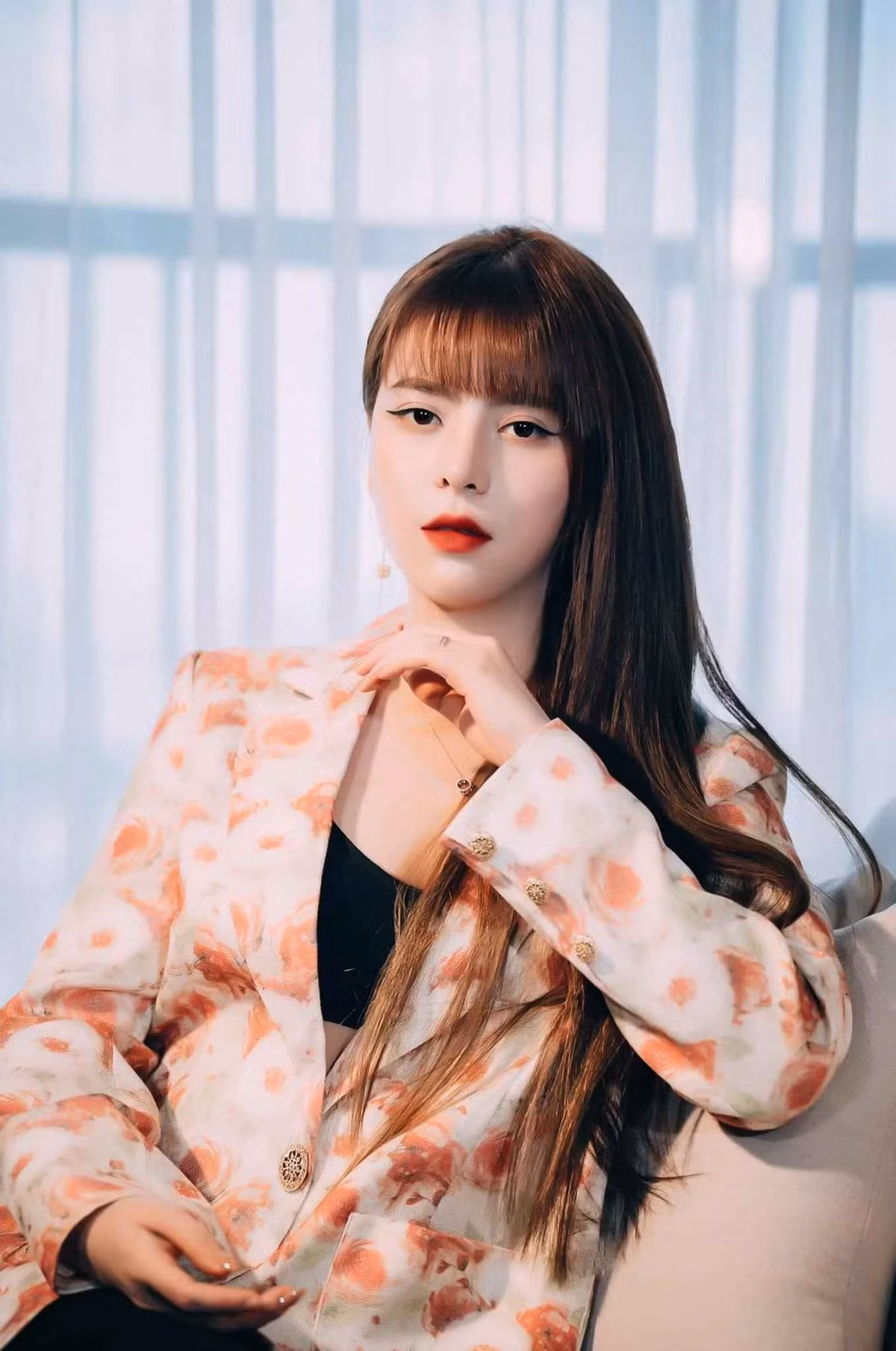 Công việc kinh doanh giúp hot girl Bắc Giang có cuộc sống sung túc, giàu có. Trên trang cá nhân, cô thường xuyên đăng tải những món đồ hiệu đắt tiền hay check in trong xế hộp sang.